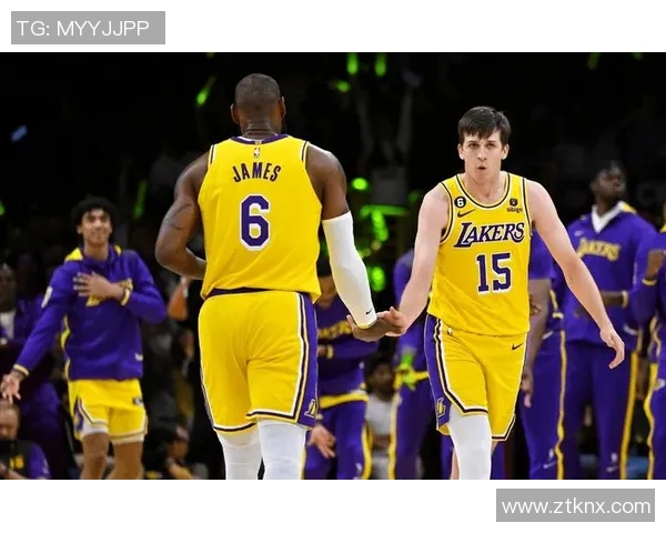 湖人队备战新赛季，球员集体训练